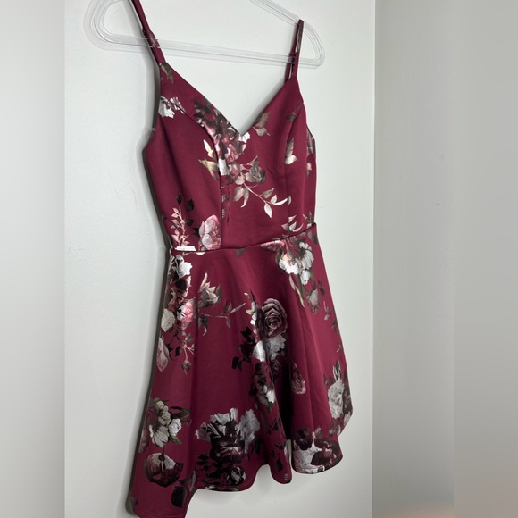 Crystal Doll maroon/red floral v-front peplum hem lined dress. Medium. - Picture 4 of 9